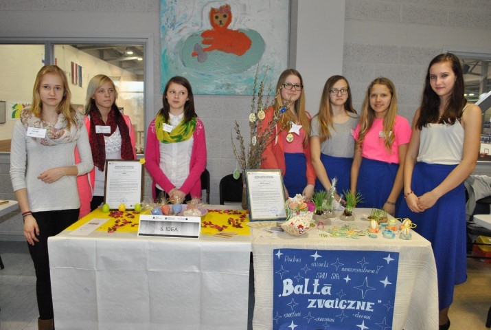 Jaunie entuziasti. Aizkraukles novada ģimnāzijas mācību firmu “Baltā zvaigzne” un “Idea” meitenes. 