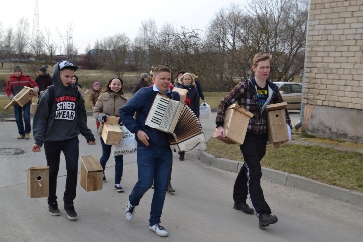 PAVASARĪGĀS NOSKAŅĀS. Aizkraukles bērnu un jauniešu darinātie putnu būrīši jaunos iemītniekus jau gaida. 
Autors: Evita Apiņa
