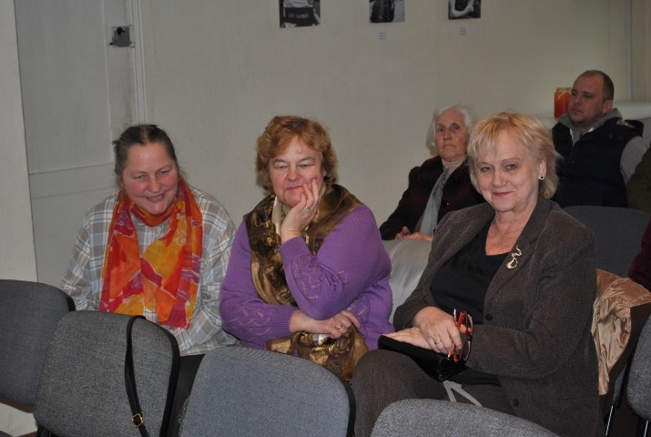 Māra Budēviča (no labās), Jaunjelgavas pensionāru padomes priekšsēdētāja, un novada dzejniece Biruta Čudare (vidū) aktīvi iestājās pret pilsētas bibliotēkas pārcelšanu uz Jaunjelgavas vidusskolu.
Autors: Ginta Grincēviča