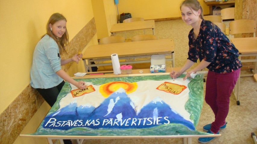 4.a klases audzēknes Laura Zīmele un Meldra Spēka gatavo plakātu, kas veltīts Rainim un Aspazijai.
Autors: no skolas arhīva