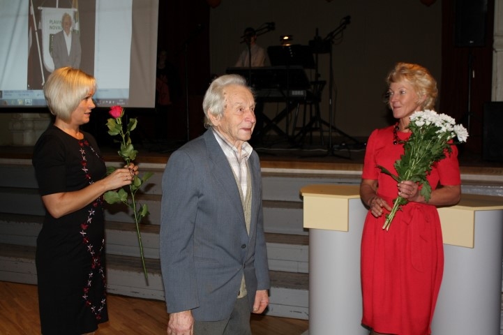 IZCILI. Imants Vītols saņēmis Pļaviņu novada balvu par mūža ieguldījumu sportā. To pasniedza viena no viņa audzēknēm Inese Zvirgzdiņa (no labās). 
Autors: no “Staburaga” arhīva