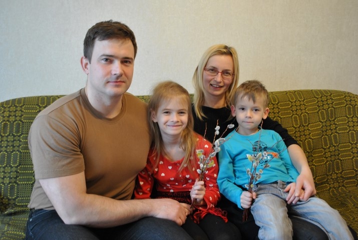 SVĒTKI KLĀT. Kasparānu ģimene — tētis Armands, Ieva, māmiņa Sanda un Māris — pamana svētkus dekorus gan tepat Aizkrauklē, gan citviet un teic, ka tas ir patīkami un rada vēl lielāku svētku noskaņojumu. 
Autors: Evita Apiņa