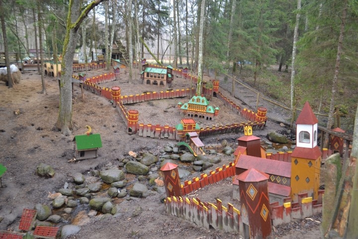 Daļa no karalistes. Pilis garaušu dāmām un kungiem.
Autors: Imants Kaziļuns