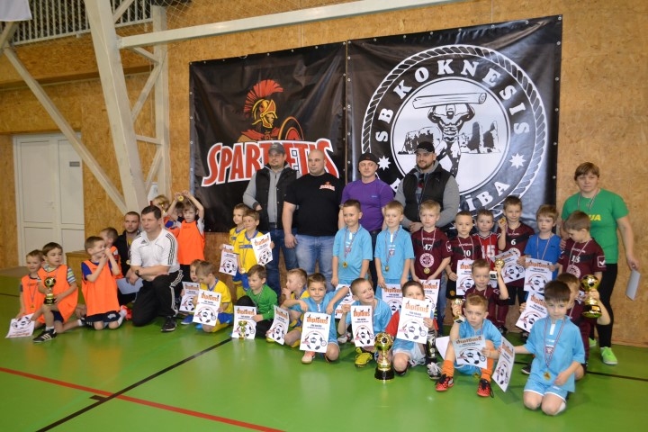 Mazie futbolisti. Kokneses sporta centrā aizvadīts futbola turnīrs 2009. gadā dzimušajiem zēniem. Sacensībās piedalījās četras komandas, kas pēc mača pulcējās kopīgai fotogrāfijai.
Autors: Guna Skaistkalne