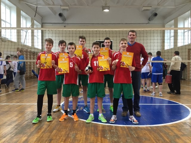 Latvijas čempionu komanda — koknesieši kopā ar savu treneri Ivaru Māliņu.
Autors: no personīgā albuma