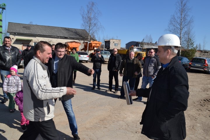 Lai ilgi kalpo! Laba vēlējumus un monētas kapsulā ievietoja ikviens klātesošais. Attēlā  — Sērenes pagasta z/s “Pakalni” īpašnieks Arvils Blūzmanis (no kreisās) un Pļaviņu novada z/s “Iesalnieki —1” saimnieks Ansis Saliņš met monētas kapsulā, ko tur “Latraps” ražošanas vadītājs Mārtiņš Dauksts.                
Autors: Imants Kaziļuns