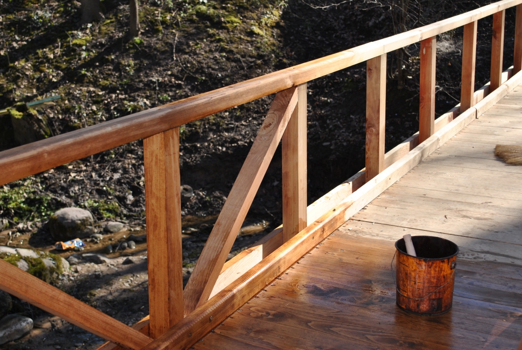 jau labo. Trešdienas rītā daļa izlauzto tiltiņa margu šķērskoku jau bija atjaunoti. Jācer, ka vandaļi atkal nepostīs.

Autors: Ginta Grincēviča