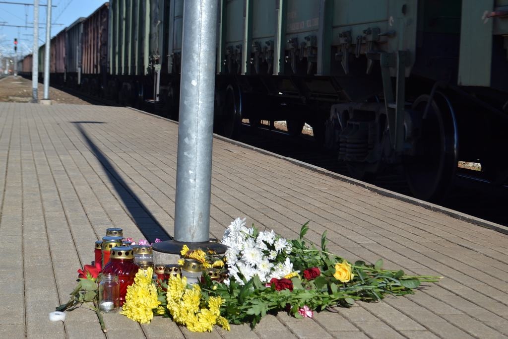 TRAĢISKS ZAUDĒJUMS. Skrīverieši nelaimes vietā nolikuši ziedus un iedeguši  svecītes. Traģiskajā nelaimes gadījumā novads zaudējis jaunu un talantīgu puisi.                                                                        
Autors:  Imants Kaziļuns
