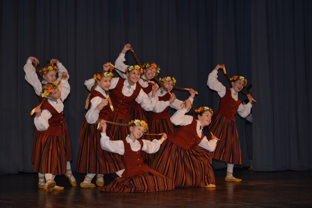 Meitiņas, puķītes. Jautras un skaistas ir Neretas Jāņa Jaunsudrabiņa vidusskolas dejotājas.