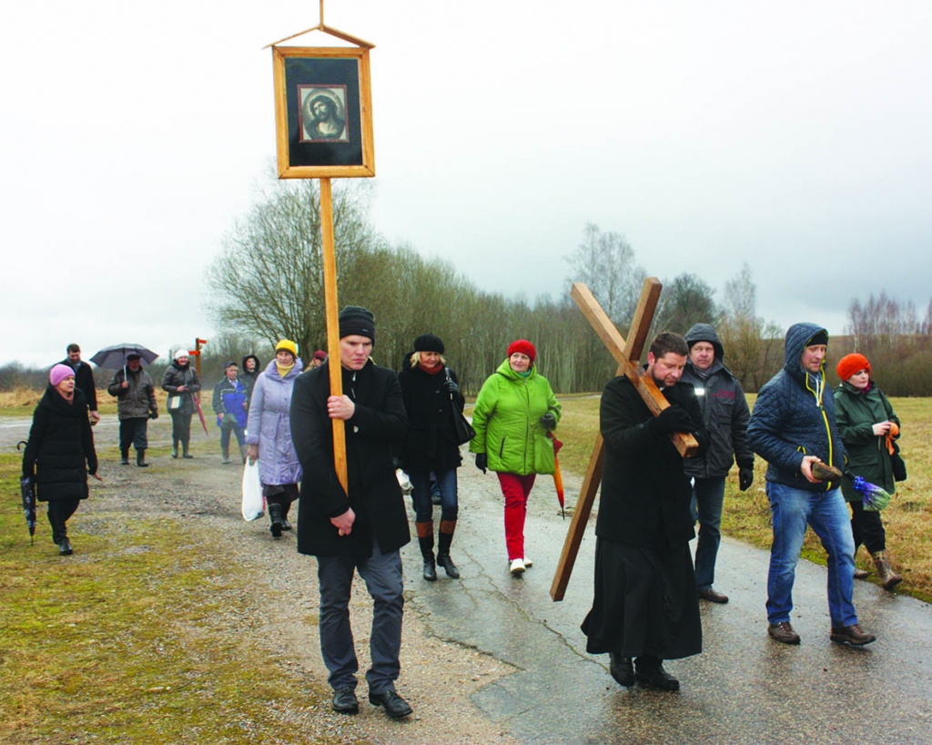Maršrutā — 14 apstāšanās vietas. Krusta ceļa maršrutā tika apmeklēts arī Skrīveru baptistu dievnams, Skrīveru Vissvētākās Jaunavas Marijas-Miera Karalienes goda katoļu draudzes baznīca, 13. gs. Aizkraukles senbaznīca (aiz Aizkraukles pilskalna) un 1680. g. Aizkraukles luterāņu baznīca.                           
Autors: Guntis Jozēns