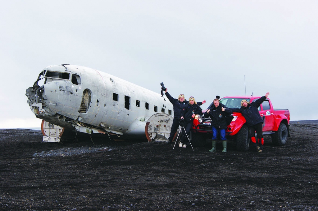 “Go Expedition” komanda Īslandes Melnajā pludmalē pie 20. gadsimta 60. gados avarējušās lidmašīnas vraka.
Gunta Grandāna foto