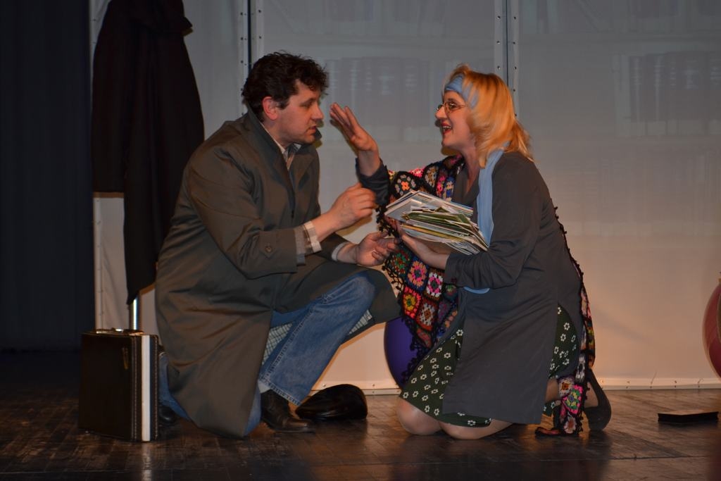 Skats no pēdējās ainas. Attēlā — skolotāja Ruta (Anta Teivāne) un šarmantais Ģirts (Uldis Dzērve). Ar šo iestudējumu Aizkraukles Tautas teātris nākamajā sezonā piedalīsies Latvijas amatierteātru iestudējumu skatē “Gada izrāde”.                                                                                                                                     
Autors: Imants Kaziļuns