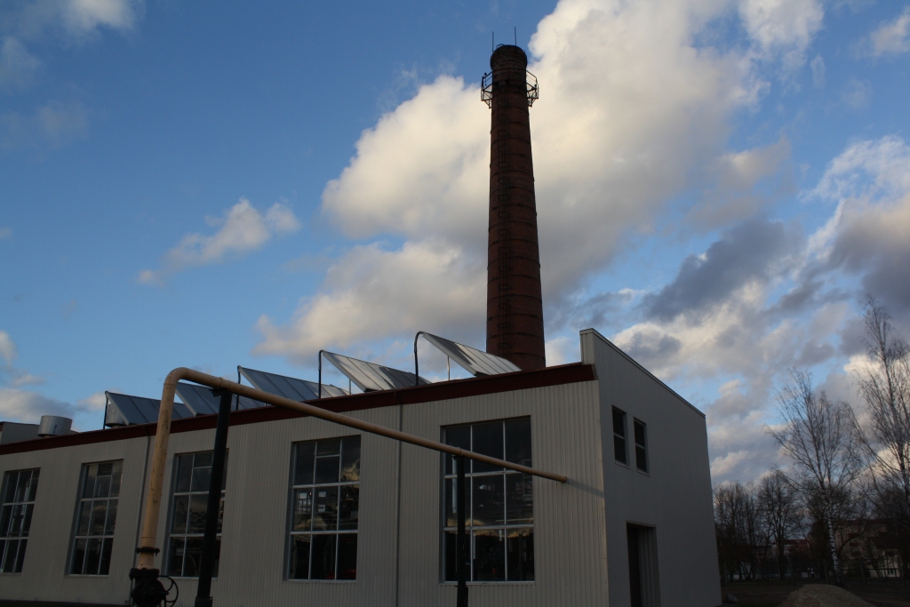 VAJADZĪGO VĒL NESASNIEDZ. “Seces koks” šomēnes sāka piegādāt siltumenerģiju uzņēmuma “Aizkraukles siltums” katlumājai (attēlā). “Aizkraukles siltuma” valdes loceklis Aivars Aldermanis informē, ka agrās rīta stundās piegādātājs vēl nespēj nodrošināt vajadzīgo jaudu un temperatūru. 