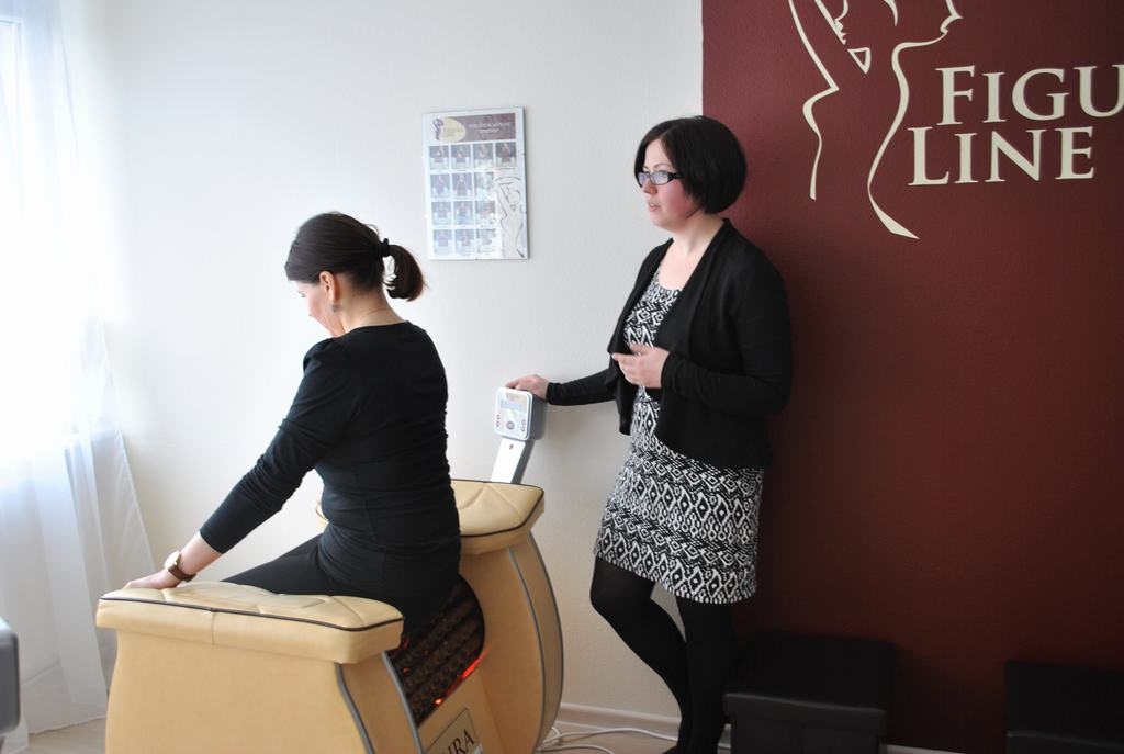 DARBOJIES LĪDZI. Salona īpašniece Līga (no labās) parāda, kā labāk veikt procedūru, un izstāsta par tās iedarbību. 
Autors: Sandra Pumpure