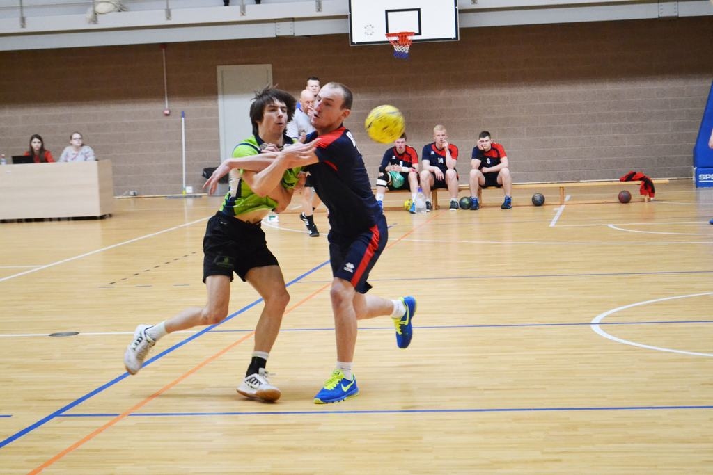 Cīņa par bumbu. Vienības “Skrīveri/Aizkraukle” spēlētājs Artūrs Beļūns (no kreisās) saskrienas ar pretinieku komandas spēlētāju.
Autors: Ginta Grincēviča