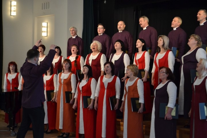 Jauni paši un arī tērpi. Jaunjelgavas jauktais koris savu skatuves ietērpu saņēma vien pāris dienu pirms skates.