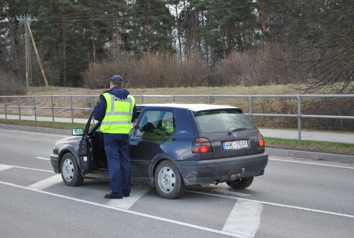 “DIENAS LAIKĀ GAISMAS NEVAJAG!” teic kāda autovadītāja. Tomēr pēc protokola noformēšanas viņa sola automašīnā redzamā vietā nolikt zīmīti, ka gaismas ir jāieslēdz. 
