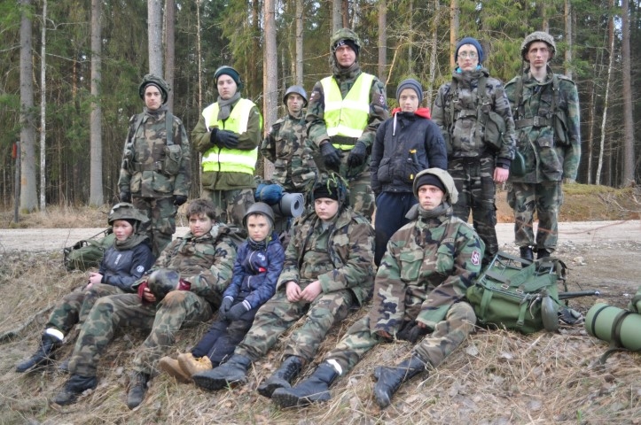 GANDARĪTI PAR PAVEIKTO. Somas, ko 509. jaunsargu  vienības jaunsargi nesa līdzi pārgājienā, vidēji svēra desmit kilogramu, taču inventāra, kas jānes līdzi, skaits pārgājiena laikā pieauga. 

Autors: no Ginta Kokina albuma 