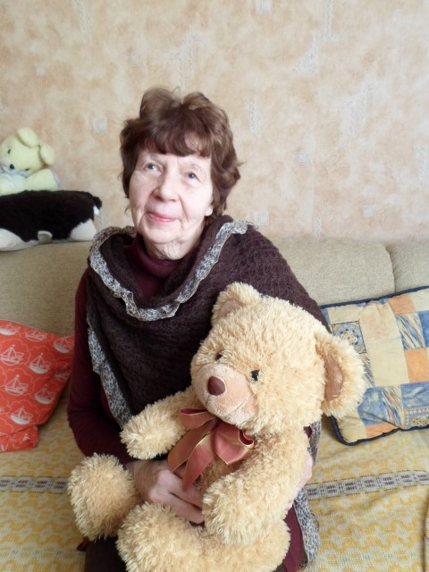 BRĪVO BRĪŽU DARBS. “Esmu satamborējusi kaudzi pirkstainieku, bet neviens pēc tiem nekāro, jo ziemas tagad siltas,” saka Rasma Taukule.  “Tamborēju arī špices spilvendrānām, bet tas jau laikam tagad skaitās vecmodīgi.” 