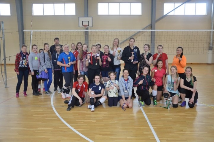 Labākās turnīrā. Bauskas novada kausa izcīņā volejbolā sievietēm uzvarēja Valles meitenes, kas attēlā redzamas kopā ar pārējām turnīra labākajām spēlētājām.                   
Autors: Inga Ūbele