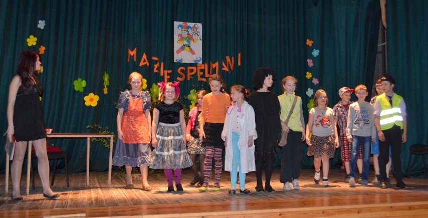 Niķis aizdzīts. Valles dramatiskais pulciņš “Mazajos spēlmaņos” rādīja iestudējumu “Drošais līdzeklis”.