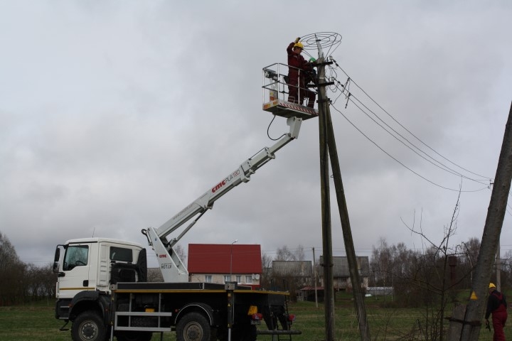Palīdz tikt pie jaunas mājas. Akciju sabiedrības “Sadales tīkls” vīri, atsaucoties “Staburaga” lūgumam palīdzēt, steidza palīgā un uzcēla atpakaļ stabā nokritušo stārķa ligzdas pamatni.