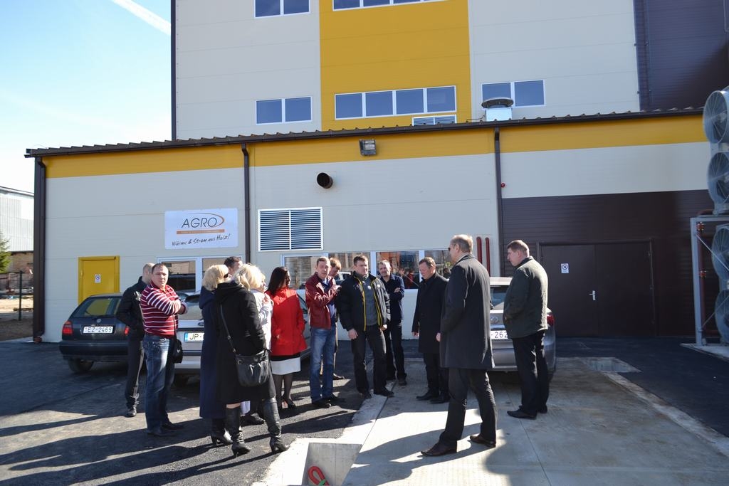 KURINA AR ŠĶELDU. SIA “Seces koks” īpašnieki Aigars Kalniņš un Gunārs Grandāns Aizkraukles novada domes deputātiem izrādīja jauno šķeldas katlumāju, pastāstīja par tās darbību un atbildēja uz jautājumiem. Domes priekšsēdētājs Leons Līdums uzņēmējiem pateicās par alternatīvas katlumājas būvniecību. 