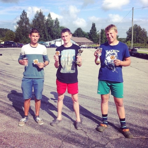 Motobraucēju trijnieks. Kalvis Makaris (no kreisās), Dans Ragels un Didzis Blūms.

Autors: no neretiešu albuma