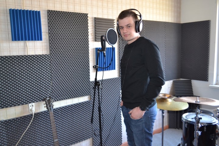 Otrās mājas katram mūziķim. Skrīverietis Sandis Kalniņš savā mūzikas ierakstu studijā, kur piepildās topošo mākslinieku sapņi.