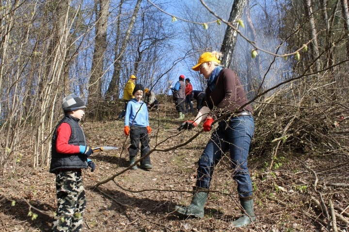 VARĒS BAUDĪT SKAISTO AINAVU. Talcinieki un viņu ģimenes locekļi “Kalna Ziedu” pilskalnā no krūmiem attīra skaisto skatu uz Daugavu.