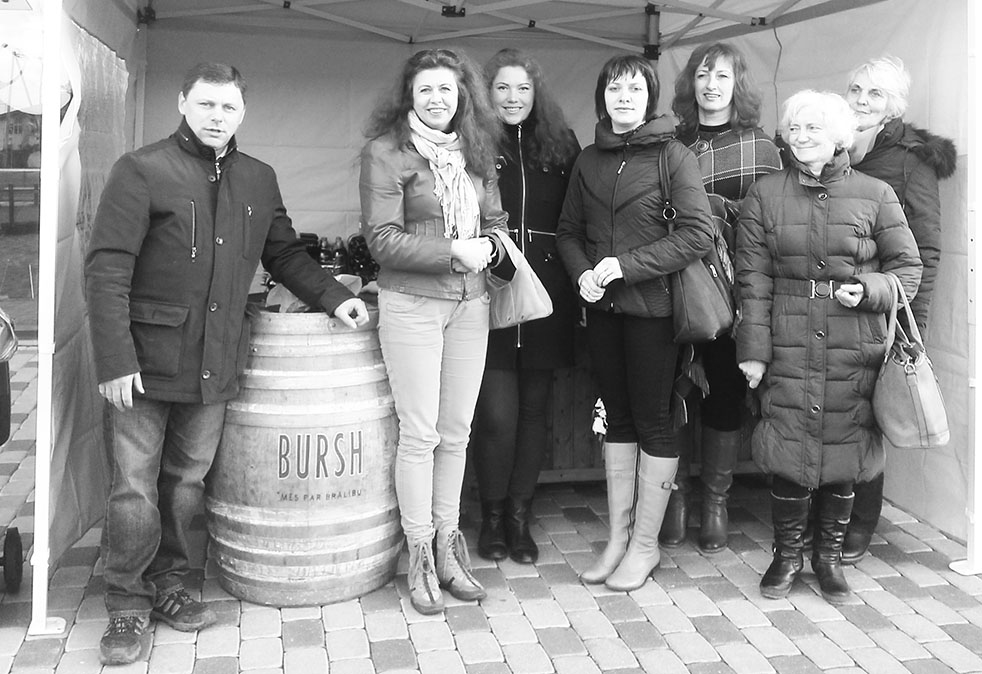 JAUNI IESPAIDI. Uz izstādi Jelgavā devās arī Pļaviņu novada pārstāvji. No kreisās — Mārtiņš Daģis. 

Autors: no Pļaviņu novada uzņēmēju atbalsta biedrības arhīva