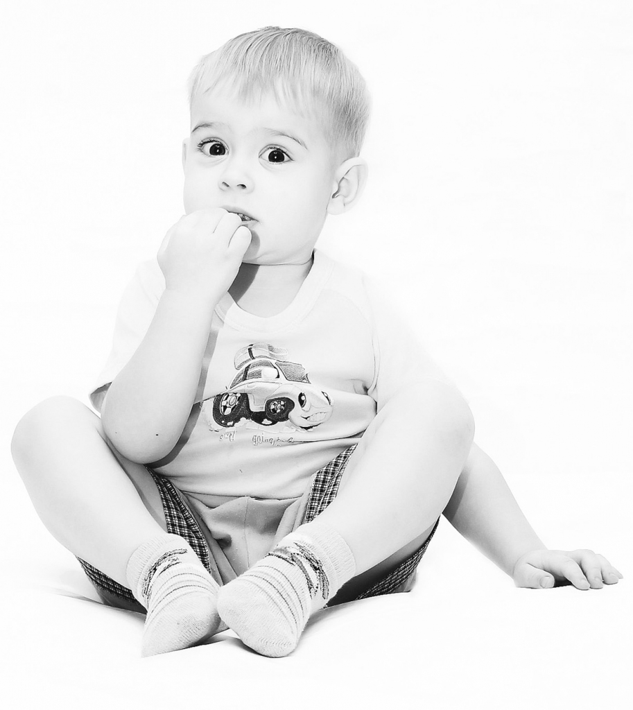 Autors: Vidēji 20—30 procentu bērnu grauž nagus. Foto no worpress.com