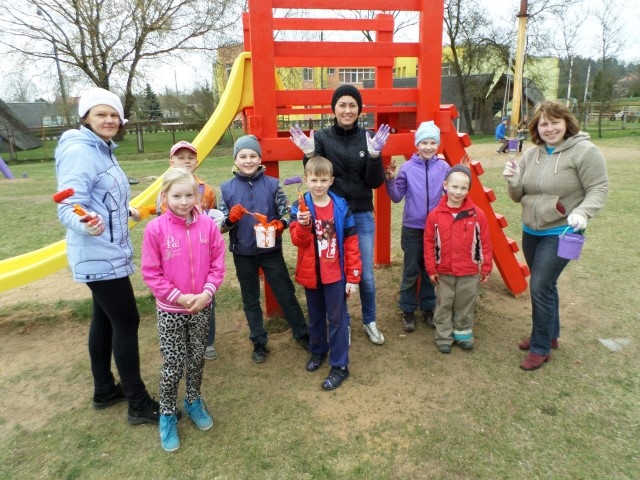 Krāsu prieks. Talcinieki bērnu rotaļu laukumā Liepu ielā 21 aiz sevis atstāja košu un dzīvespriecīgu izklaides vietu bērniem.
Autors: Ginta Grincēviča