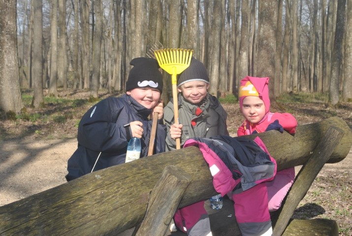Mazie čaklie koknesieši. Ja visi vecāki bērnus jau šādā vecumā iesaistītu vides sakopšanā, tad, visticamāk, jaunā paaudze atkritumus mestu tiem paredzētajos konteineros, nevis zemē.  
Autors: Līga Patmalniece