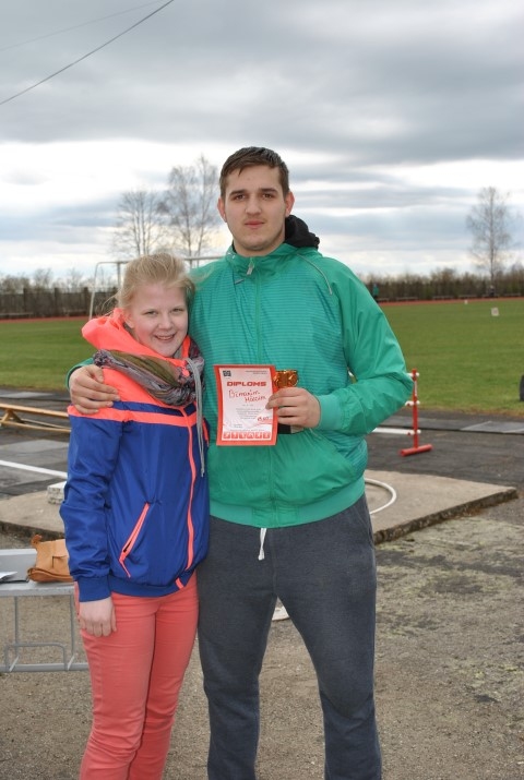 Labākais lodes grūšanā. Trenera Igora Lulles audzēknis Mārcis Bīmanis uzvarēja junioru grupā lodes grūšanā ar rezultātu 15,60 metru.
Autors: Ginta Grincēviča