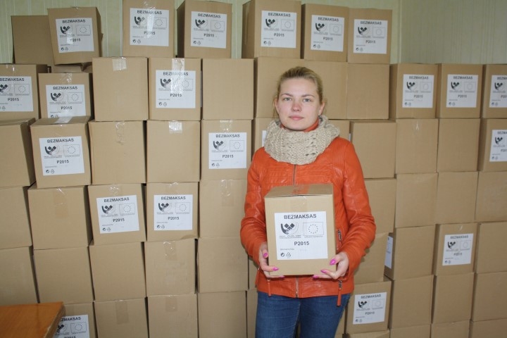 PALĪDZĪBA KLĀT. LSK Aizkraukles nodaļas vadītāja Ieva Petkeviča ar daļu no nupat saņemtajām pārtikas pakām trūcīgajiem. 