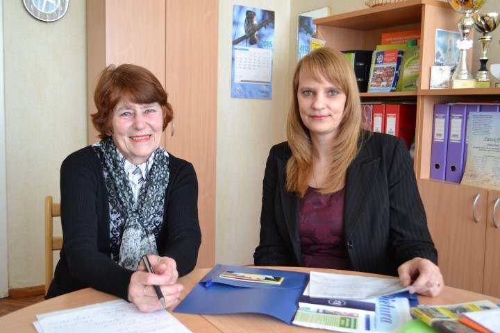 NOVĒL VEIKSMI UN IZDOŠANOS. Līdzšinējā arodbiedrības priekšsēdētāja Helēna Deine (no kreisās) teic, ka šis ir ļoti interesants, daudzveidīgs, bet arī ļoti atbildīgs un grūts darbs. Attēlā —  kopā ar jaunievēlēto priekšsēdētāju Antu Zāģeri. 