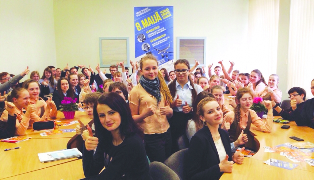 Daugavpils Krievu vidusskolas — liceja skolēni seminārā iepazīstas ar dažādiem jautājumiem par Eiropas Savienību un gatavojas piedalīties „Eiropas eksāmenā”.         
Autors: publicitātes