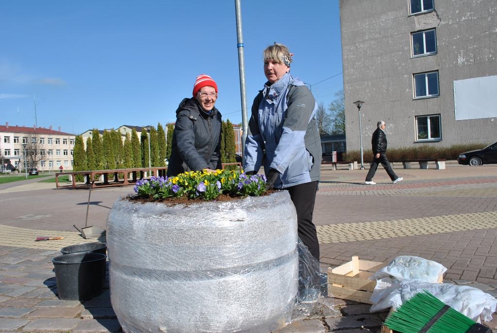 Velga Grāve (no labās) un Tamāra Osipova stāda atraitnītes.