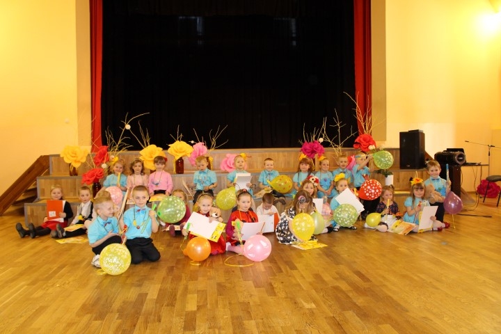 UZVARĒTĀJI VISI. Neretas novada bērnu radošās pašizpausmes konkursa “Talantiņš” dalībnieki. 

Autors: Agnese Rutka