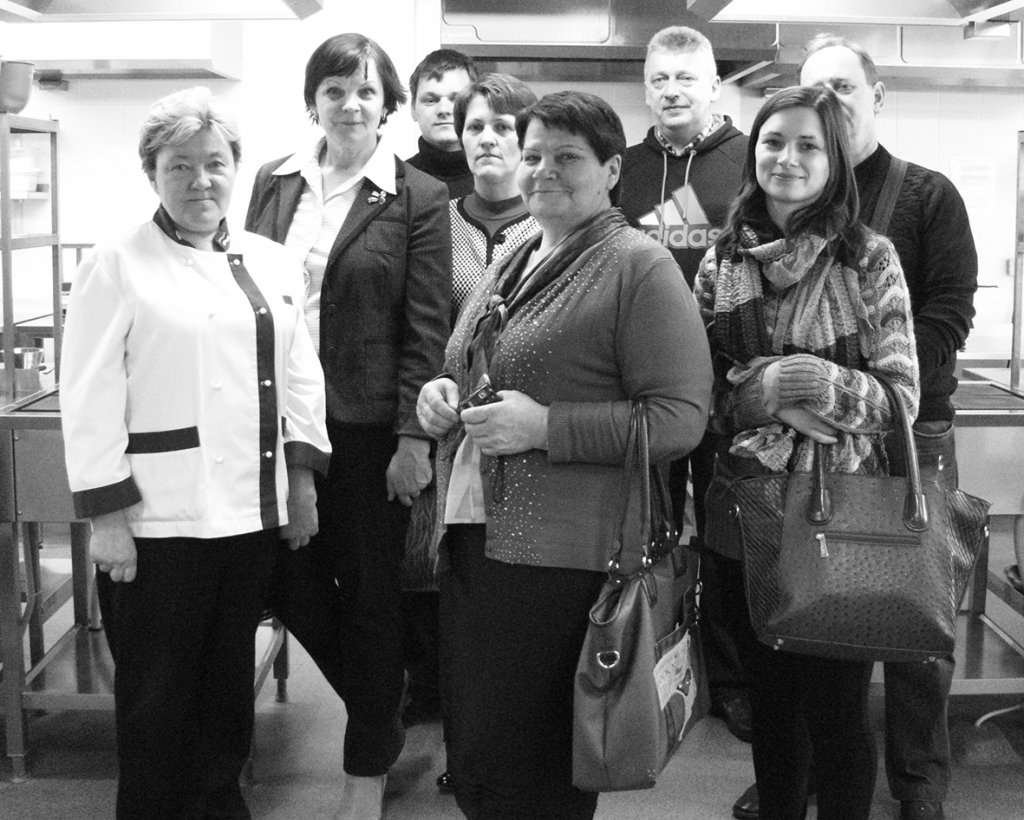 IR, KO MĀCĪTIES NO KOLĒĢIEM. Aizkraukles profesionālās vidusskolas darbinieki Tallinas Tūrisma skolā kopā ar praktisko mācību skolotāju pavāri.  

Autors: no Aizkraukles profesionālās vidusskolas arhīva 