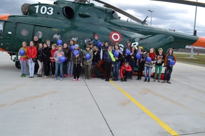 VĒRO ARĪ PARAUGDEMONSTRĒJUMUS. Daudzeses pamatskolas skolēni Lielvārdē, Latvijas Nacionālo bruņoto spēku Gaisa spēku aviācijas bāzē.                                                                                                                         
Autors: no Daudzeses pamatskolas arhīva