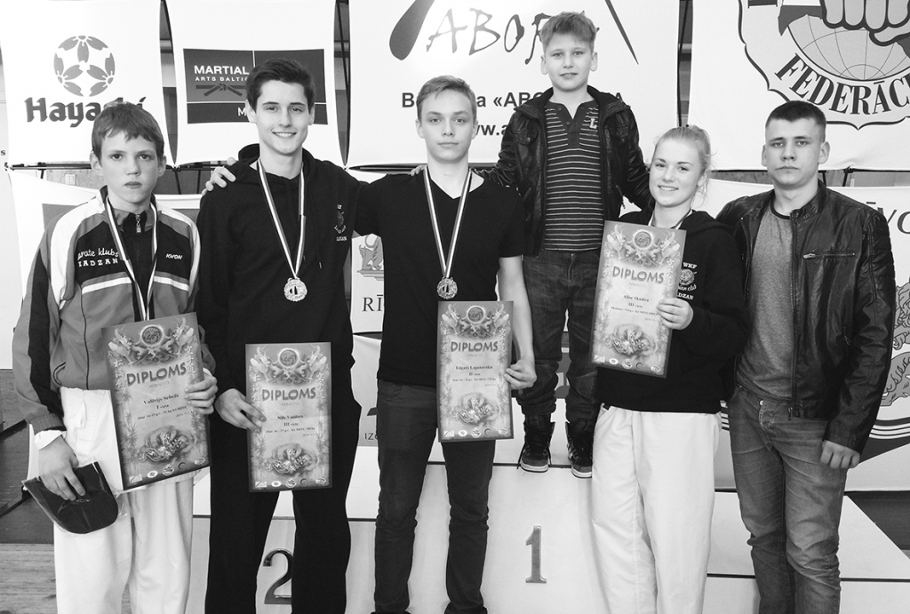 Prieks par sasniegto. Karatē kluba “Kadzan” sportisti pēc sacensībām. 	
Autors: no personīgā albuma