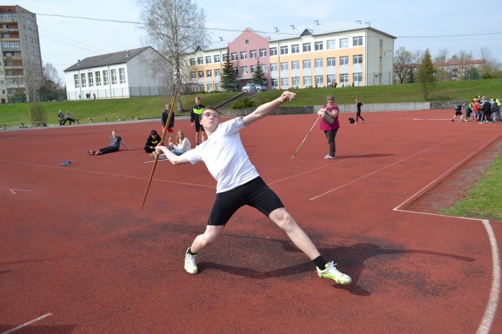 Zelta puisēns. Oļegs Kozjakovs parasti ieņem goda pjedestāla augstāko pakāpienu, taču šoreiz šķēpa mešanā nācās piekāpties sporta skolas “Arkādija” vieglatlētam. 

Autors: Ginta Grincēviča