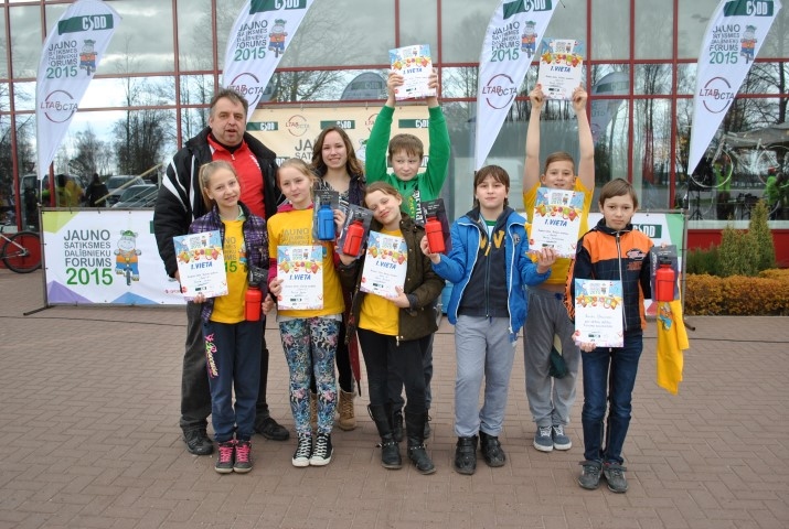 Uzvaras prieks. A. Upīša Skrīveru vidusskolas komanda “Skrīči 1” bija labākā 13 komandu konkurencē un cīnīsies par tiesībām pārstāvēt valsti jauno velosipēdistu sacensībās Austrijā.
Autors: Ginta Grincēviča