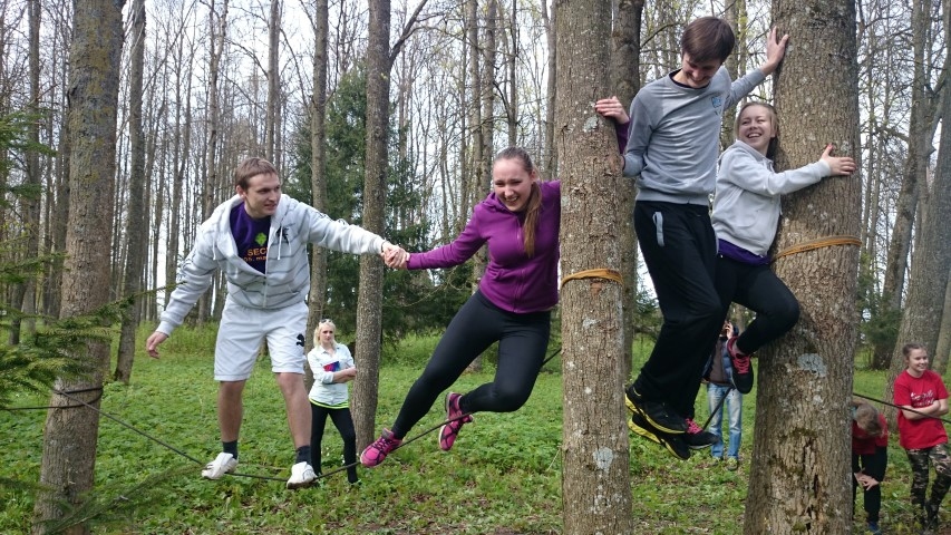 Komanda kā viens veselums. Grūtajā trošu ceļā Normunds Ločmelis (no kreisās) Lauma Ločmele, Zeltīte Kazļenoka un Harijs Mencendorfs.

Autors: Astrīda Mencendrofa