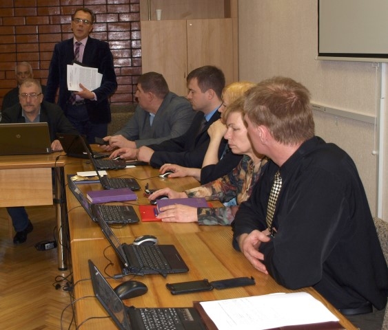 VIEGLAS DIENAS NESOLA. A. s. “CATA” ģenerāldirektors Māris Ozoliņš (stāv) Aizkraukles novada domes sēdē sacīja, ka ir prasīgs un vieglas dienas nesola.                                                                                     
Autors: Guna Mikasenoka