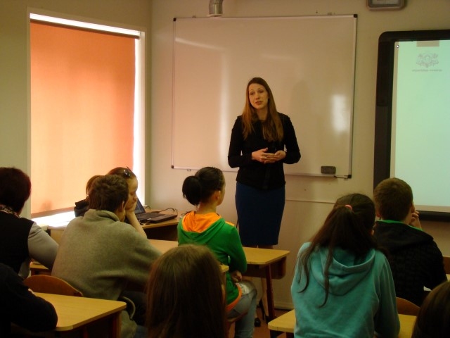 KĀ MĒS SARGĀSIM LATVIJU? Arī uz šo jautājumu Aizkraukles vakara (maiņu) vidusskolas jaunieši atbildes meklē kopā ar Aizsardzības ministrijas pārstāvi Anitu Šaraku (attēlā). 

Autors: no Aizkraukles vakara (maiņu) vidusskolas arhīva 