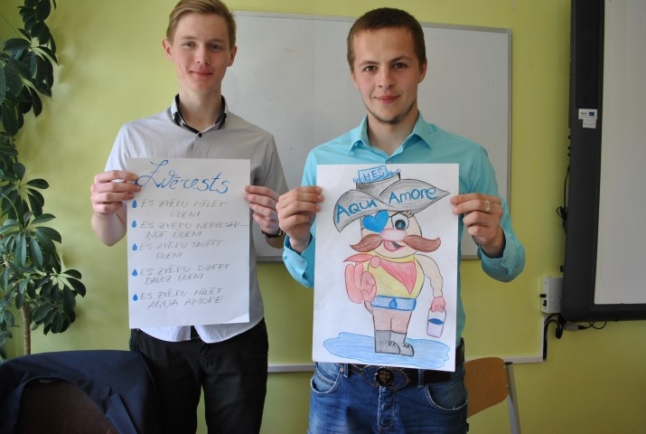 RĀDA VEIKUMU. 9. klases skolēns Austris Kļaviņš (no kreisās) un 12. klases audzēknis Kristaps Deinis rāda skolēnu radošajās darbnīcās tapušo zvērestu, kurā iekļauta apņemšanās taupīt ūdeni un to nepiesārņot, un vienu no logo variantiem. 
Autors: Guna Mikasenoka
