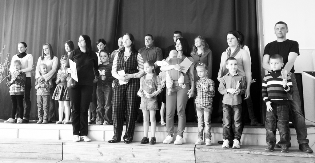 SKOLA GAIDA. Bērni un viņu vecāki saņēma skolas apsveikumu. 